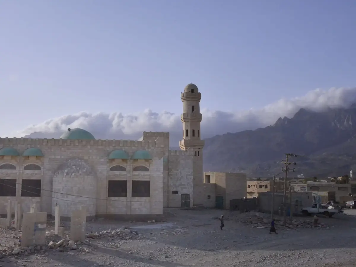 A mosque in Hadibo with the Haghier mountains in cloud behind