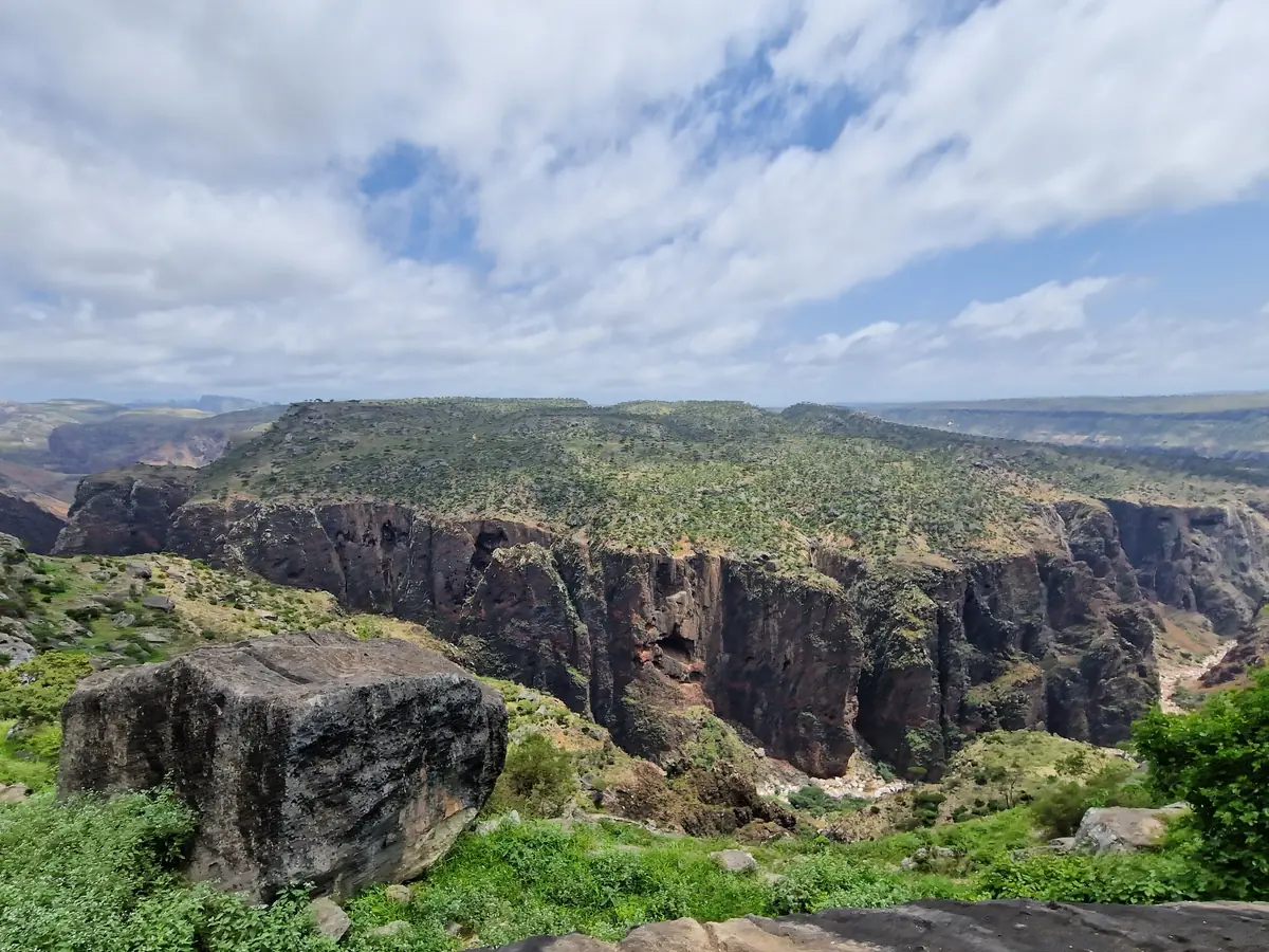 The Wadi Dirhur gorge cutting below the Diksam plateau